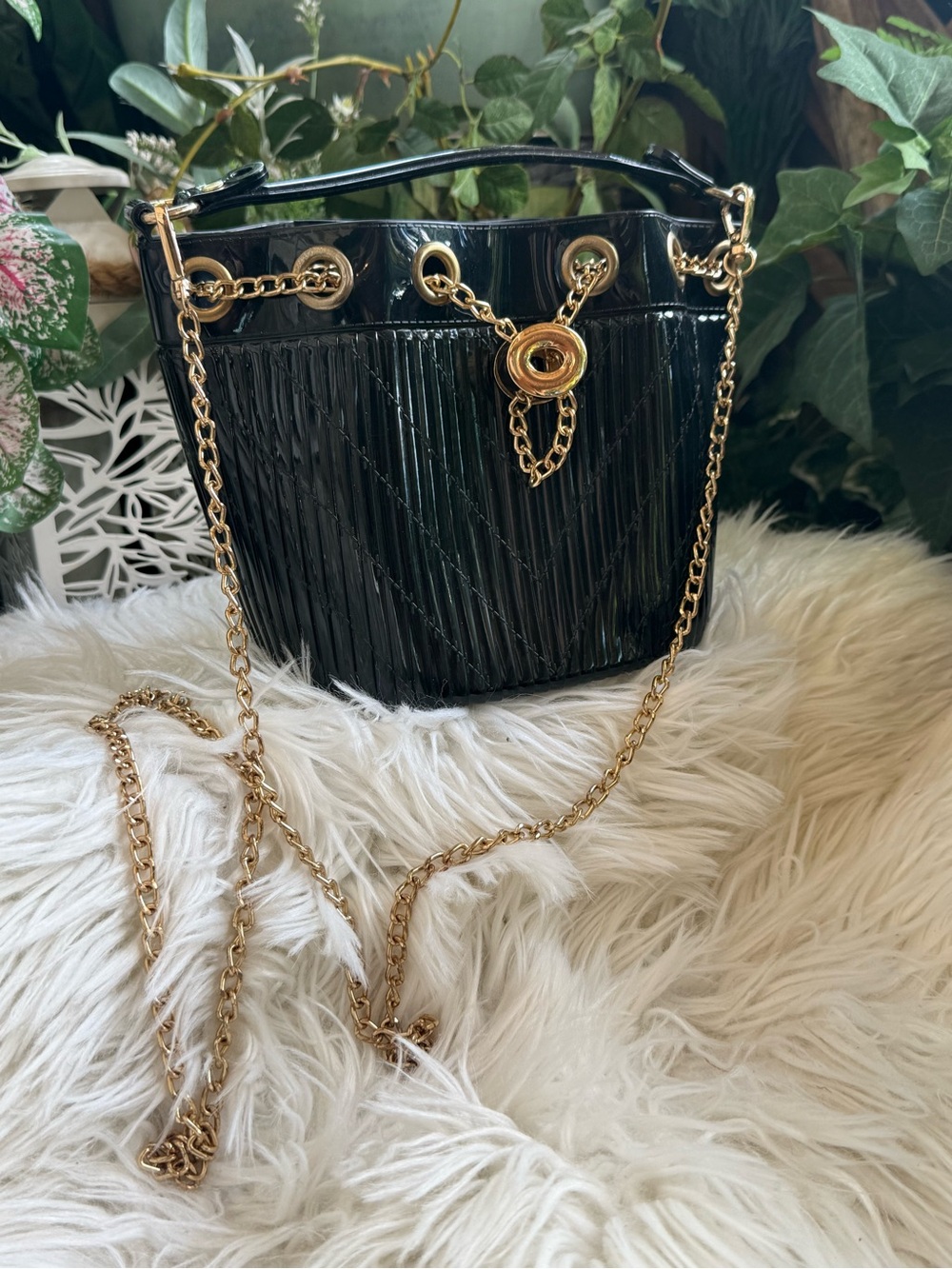 Elegant Bucket Bag with Gold Chain